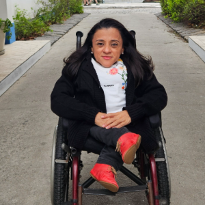 Novo livro de Thais Pessanha transforma vivências com deficiência em histórias de humor, afeto e ref