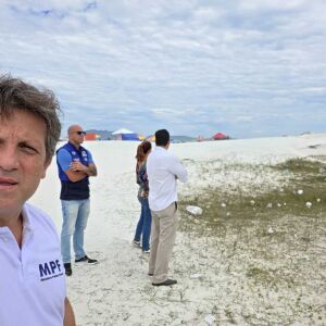 MPF flagra lixo e barracas irregulares na orla da Praia do Forte, em Cabo Frio