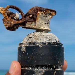 Voluntários encontram granada durante limpeza em praia de Arraial