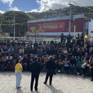 Servidores fazem vigília contra demissões na Educação de Arraial do Cabo