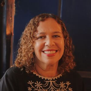 Luciane Quintanilha lança novo livro em Cabo Frio e recebe leitores em sessão de autógrafos