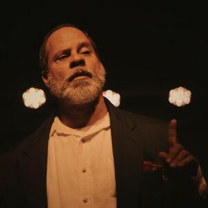 Guilherme Guaral reestreia monólogo “Eu Lírico” para celebrar 40 anos de carreira